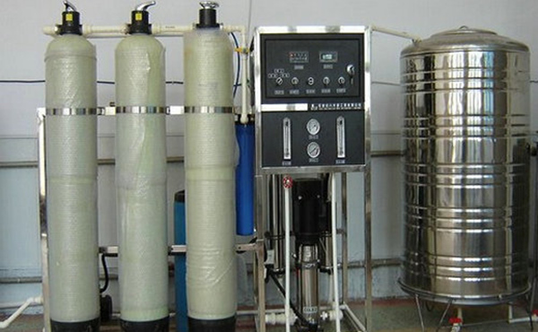 電子工業(yè)生產(chǎn)或者配件清洗需用到純水，水質(zhì)的高低也會(huì)影響生產(chǎn)。電子工業(yè)的高速發(fā)展表明一個(gè)國(guó)家的高新技術(shù)產(chǎn)業(yè)有了長(zhǎng)足進(jìn)步，我國(guó)幾十年來特別是進(jìn)入新世紀(jì)以來電子行業(yè)的有了穩(wěn)定快速的發(fā)展。電子工業(yè)包括半導(dǎo)體、芯片、線路板等，這些與人們的現(xiàn)在的生活密切相關(guān)。