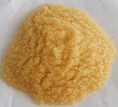 軟化樹脂是專用于軟化硬水的一種專用樹脂，通過離子交換技術(shù)，使水的硬度小于50 mg/L(CaCO3)。離子交換是一種特殊的動態(tài)吸附過程，一般是由不溶于水的離子交換劑在電解質(zhì)溶液中進行，這種離子交換劑即為離子交換樹脂。