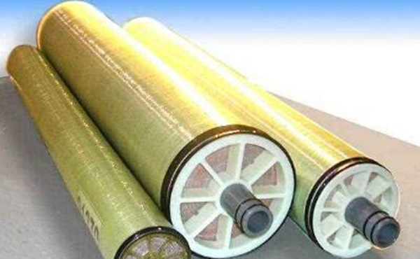 東麗RO膜東麗RO膜工作原理是將純水與含有溶質(zhì)的溶液用一種只能通過水的半透膜隔開，此時，純水側(cè)的水就自發(fā)的透過半透膜，進入溶液一側(cè)，溶液側(cè)的水面升高，這種現(xiàn)象就是滲透。