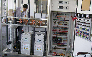       去離子水設(shè)備盡可能地減少各級(jí)的污染，延長設(shè)備的使用壽命、降低操作人員的維護(hù)工作量。在工藝設(shè)計(jì)上，上海去離子水設(shè)備取市政自來水為源水，流經(jīng)介質(zhì)過濾器，活性碳過濾器，鈉離子