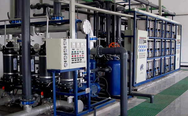 傳統(tǒng)的離子交換系統(tǒng)，去除水中的陰離子和陽離子，但水中仍然存在可溶性的有機(jī)物，可以污染離子交換柱從而降低其功效?，F(xiàn)在主要采用反滲透+混床或反滲透+EDI的制取工藝。超純水設(shè)備是集于超濾，微濾，吸附，殺菌等技術(shù)的設(shè)備?？梢园炎詠硭D(zhuǎn)為超純水的設(shè)備。