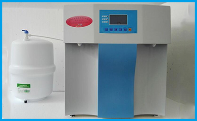 宏森環(huán)保實(shí)驗(yàn)室去離子水機(jī)設(shè)備采用先進(jìn)的反滲透技術(shù)，通過反滲透膜的優(yōu)化可以去除98%左右的離子，然后再由樹脂進(jìn)行脫鹽，以保證出水的穩(wěn)定，滿足客戶需求。